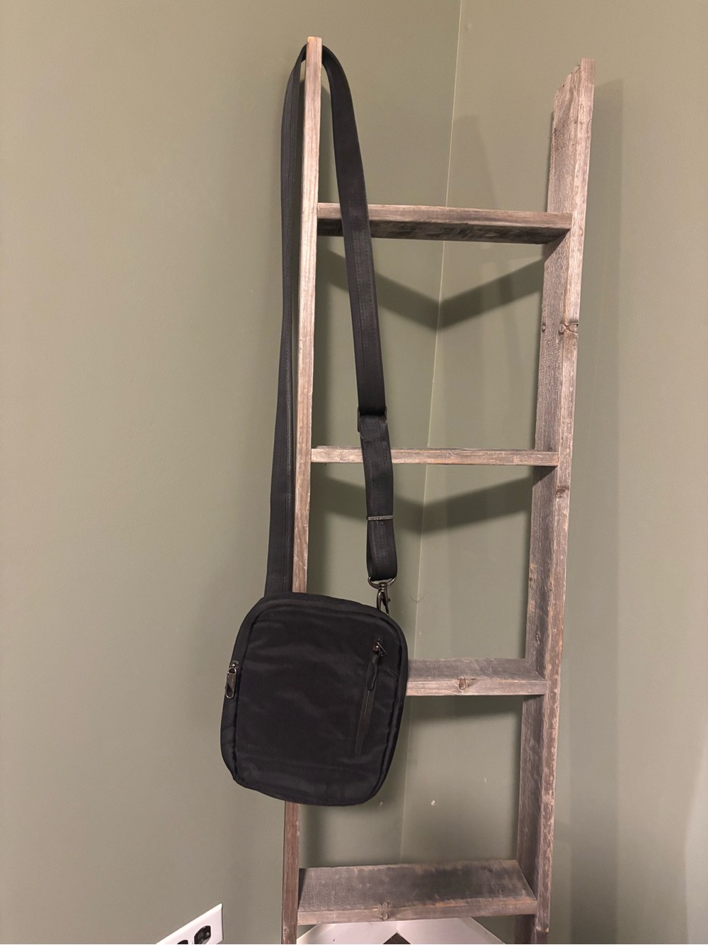 TravelOn Anti-Theft Crossbody - Picture 4 of 8
